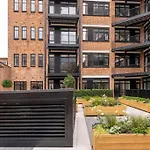 Luxury 2 Bedroom Apartment B5 Near China Town & O2